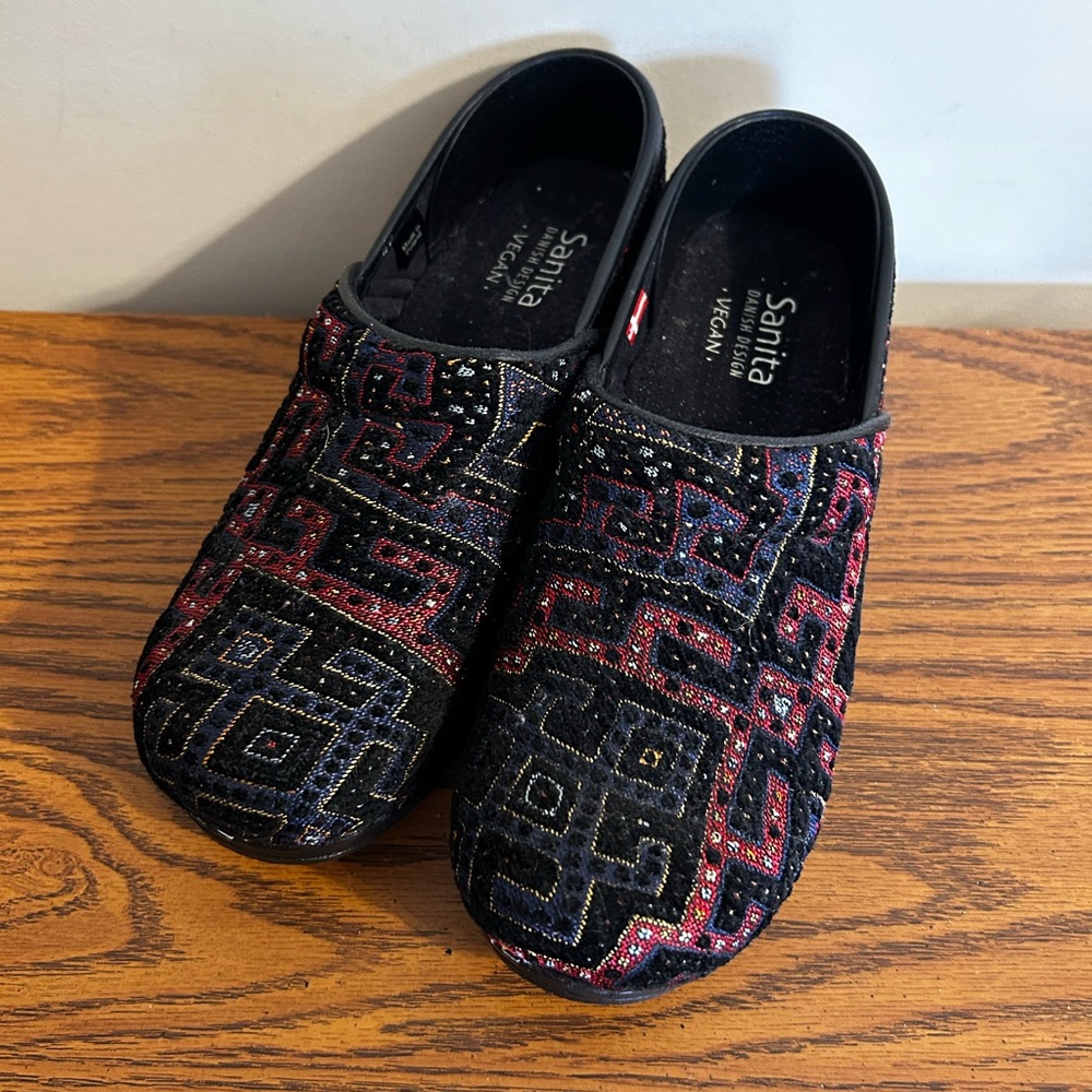 New woman’s Sanita Danish Design-Vegan clogs Size 37 Or 6.5-7